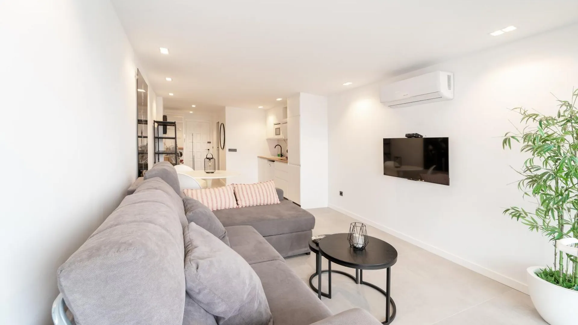 Elegante Estudio Frente Al Canal Con Terraza Empuriabrava 0*,