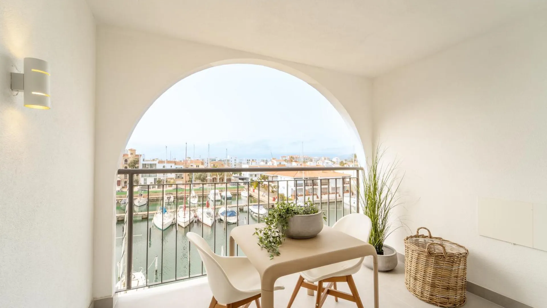 Elegante Estudio Frente Al Canal Con Terraza Empuriabrava